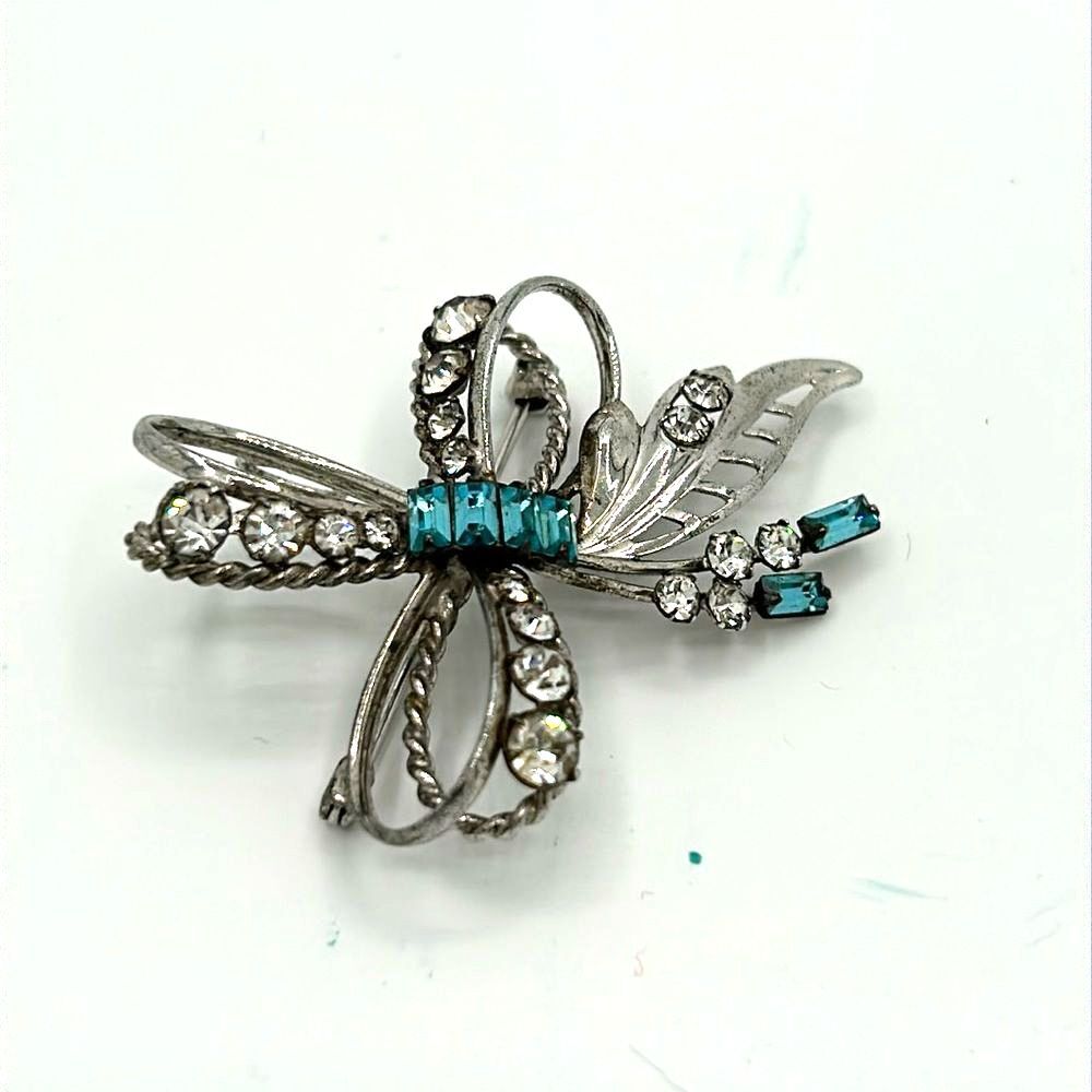 VIntage 1960s brooch.